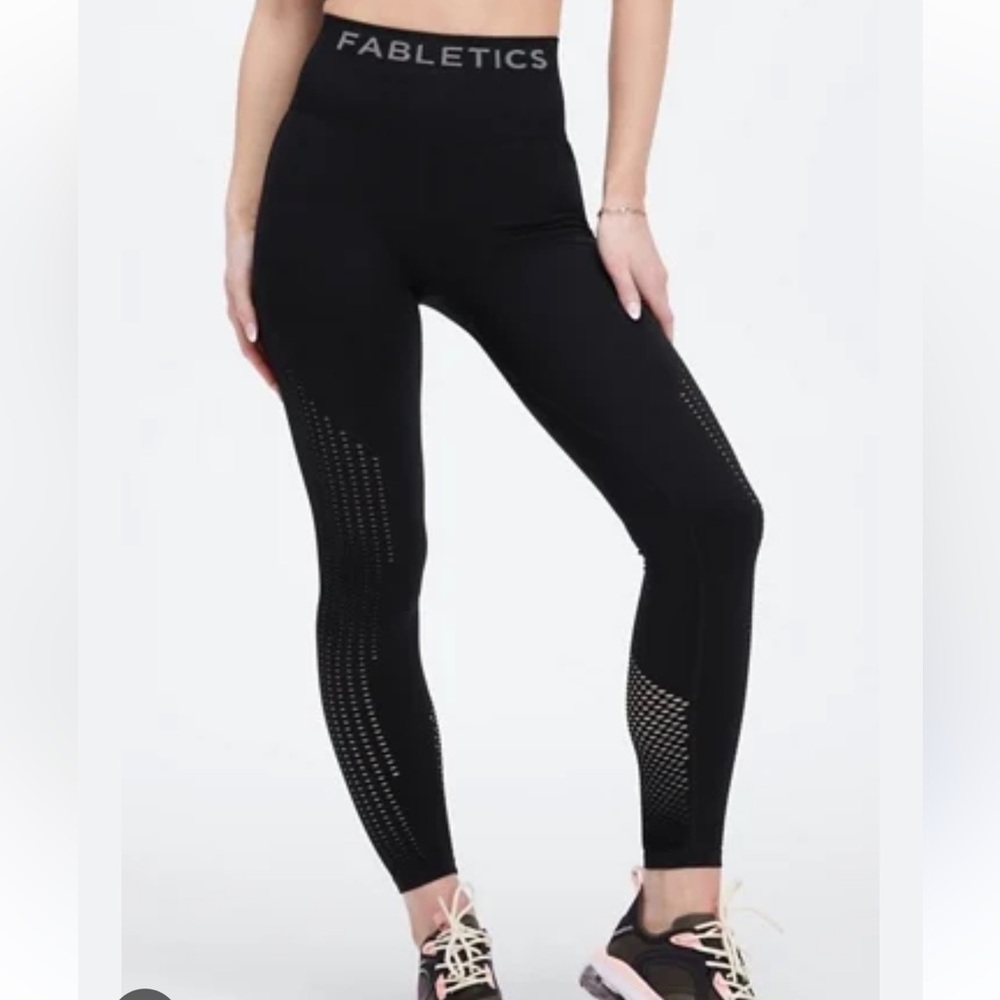 Fabletics Sync Seamless High-Waisted 7/8 Legging Size Medium
